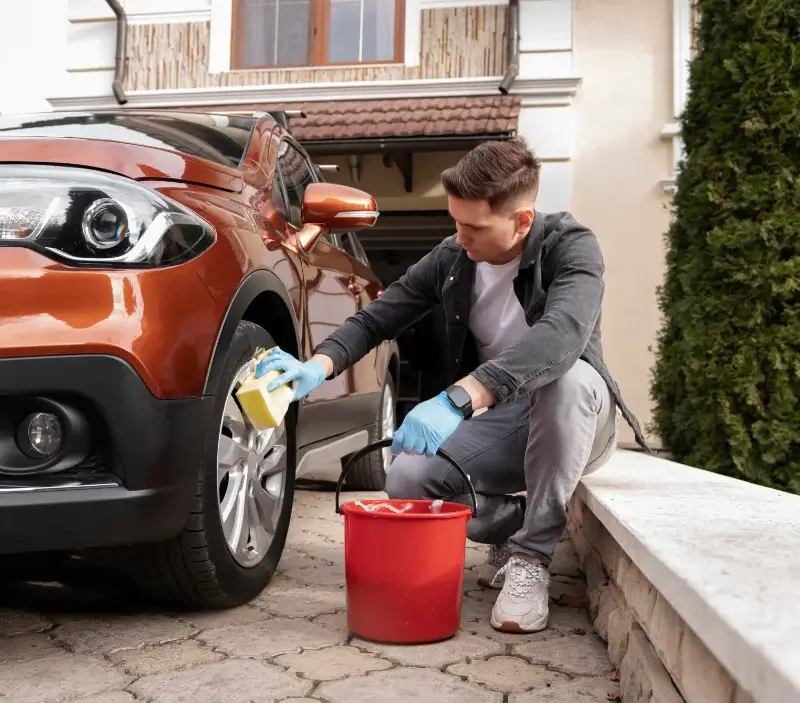 Lavage auto à domicile Piseux : professionnel intervenant sur un véhicule